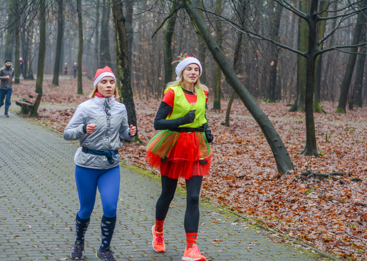 Za nami kolejna, mikołajkowa odsłona spotkań biegowych parkrun. Ponad setka osób wyruszyła na jesienno-zimowe przebieżki po Parku Kościuszki.