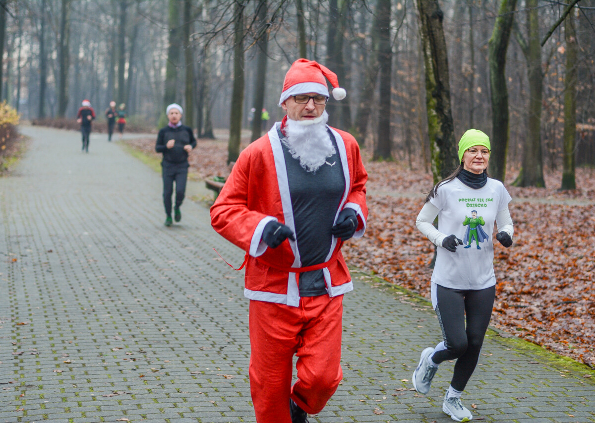 Za nami kolejna, mikołajkowa odsłona spotkań biegowych parkrun. Ponad setka osób wyruszyła na jesienno-zimowe przebieżki po Parku Kościuszki.