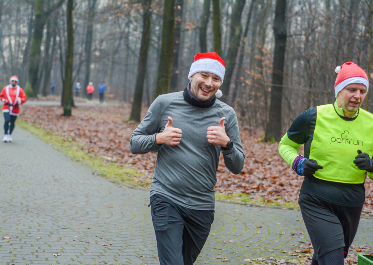 Za nami kolejna, mikołajkowa odsłona spotkań biegowych parkrun. Ponad setka osób wyruszyła na jesienno-zimowe przebieżki po Parku Kościuszki.