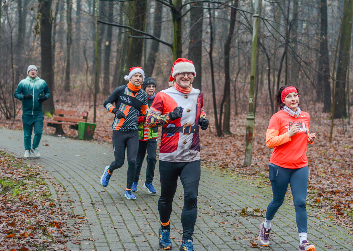 Za nami kolejna, mikołajkowa odsłona spotkań biegowych parkrun. Ponad setka osób wyruszyła na jesienno-zimowe przebieżki po Parku Kościuszki.