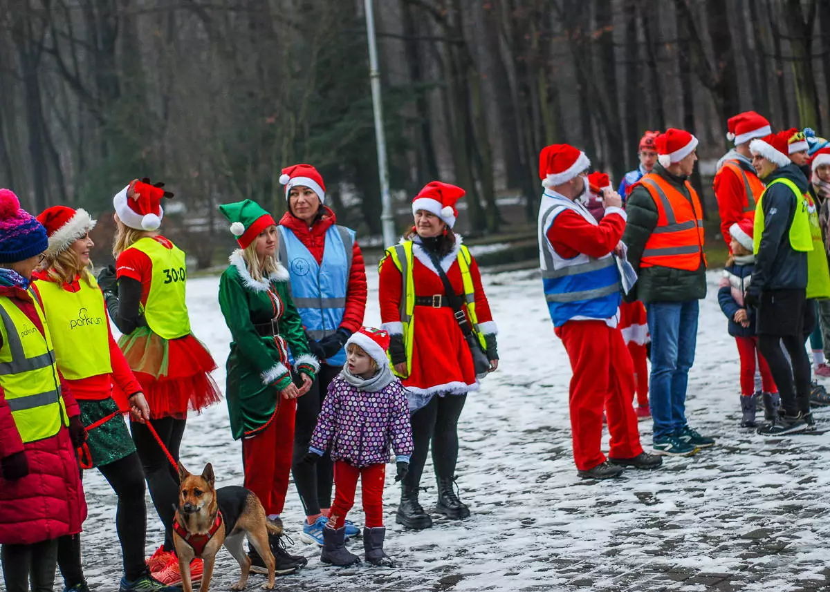 Dzień po Mikołajkach w Parku Kościuszki odbyła się kolejna edycja biegu parkrun. Kolorowe stroje, mikołajkowe czapki, świąteczna atmosfera – wszystko to sprawiło, że kolejna odsłona była wyjątkowa.