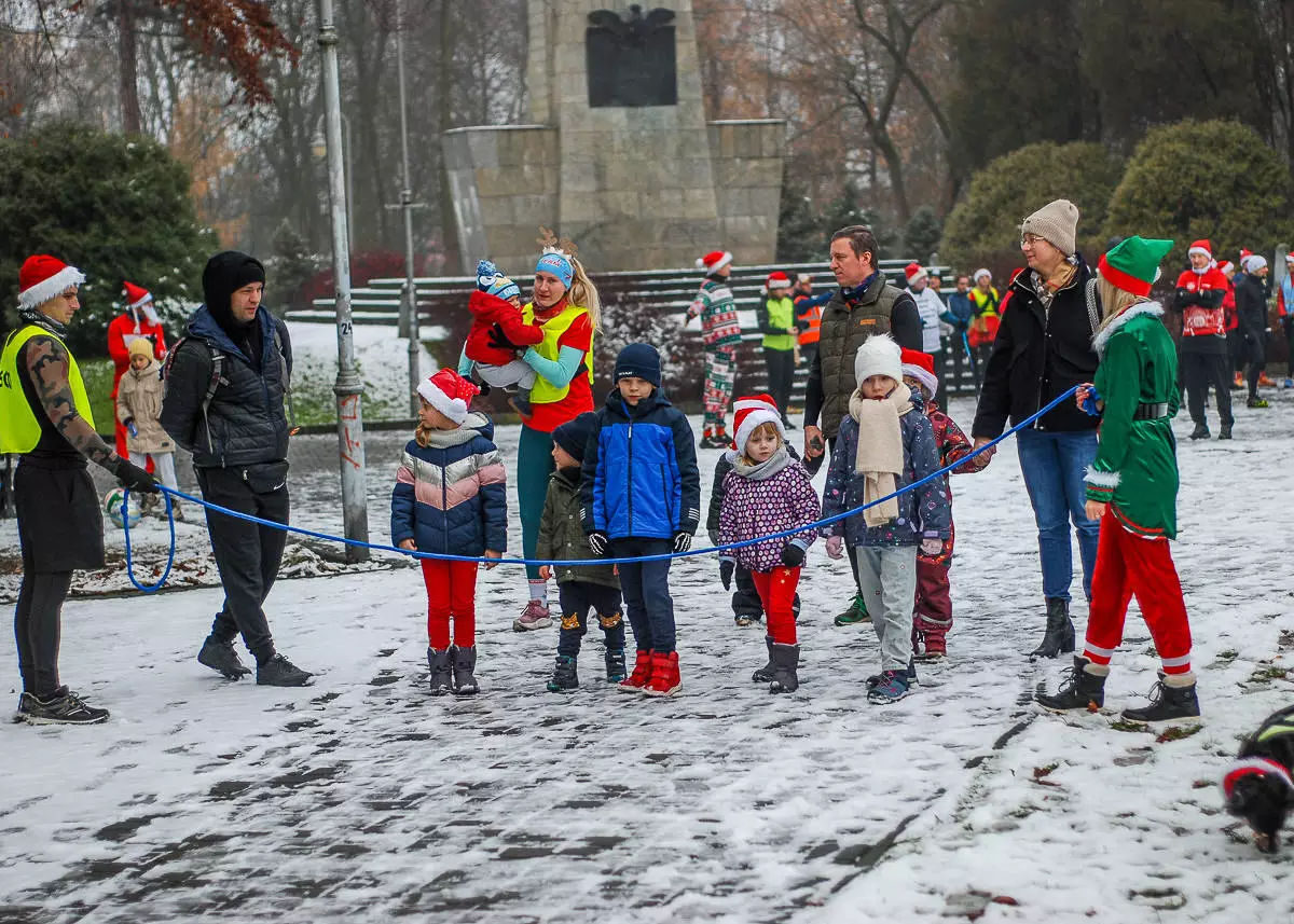 Dzień po Mikołajkach w Parku Kościuszki odbyła się kolejna edycja biegu parkrun. Kolorowe stroje, mikołajkowe czapki, świąteczna atmosfera – wszystko to sprawiło, że kolejna odsłona była wyjątkowa.