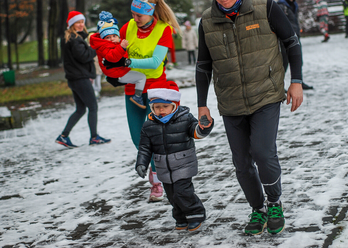 Dzień po Mikołajkach w Parku Kościuszki odbyła się kolejna edycja biegu parkrun. Kolorowe stroje, mikołajkowe czapki, świąteczna atmosfera – wszystko to sprawiło, że kolejna odsłona była wyjątkowa.