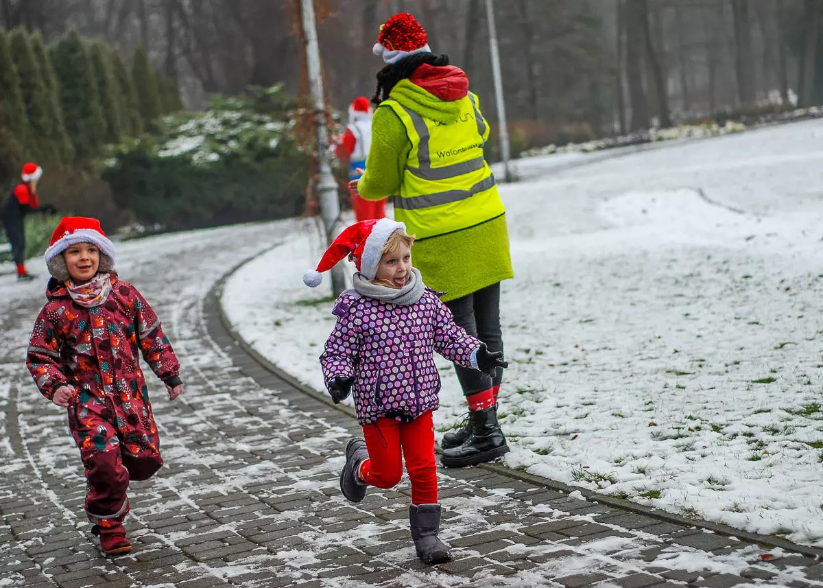 Dzień po Mikołajkach w Parku Kościuszki odbyła się kolejna edycja biegu parkrun. Kolorowe stroje, mikołajkowe czapki, świąteczna atmosfera – wszystko to sprawiło, że kolejna odsłona była wyjątkowa.