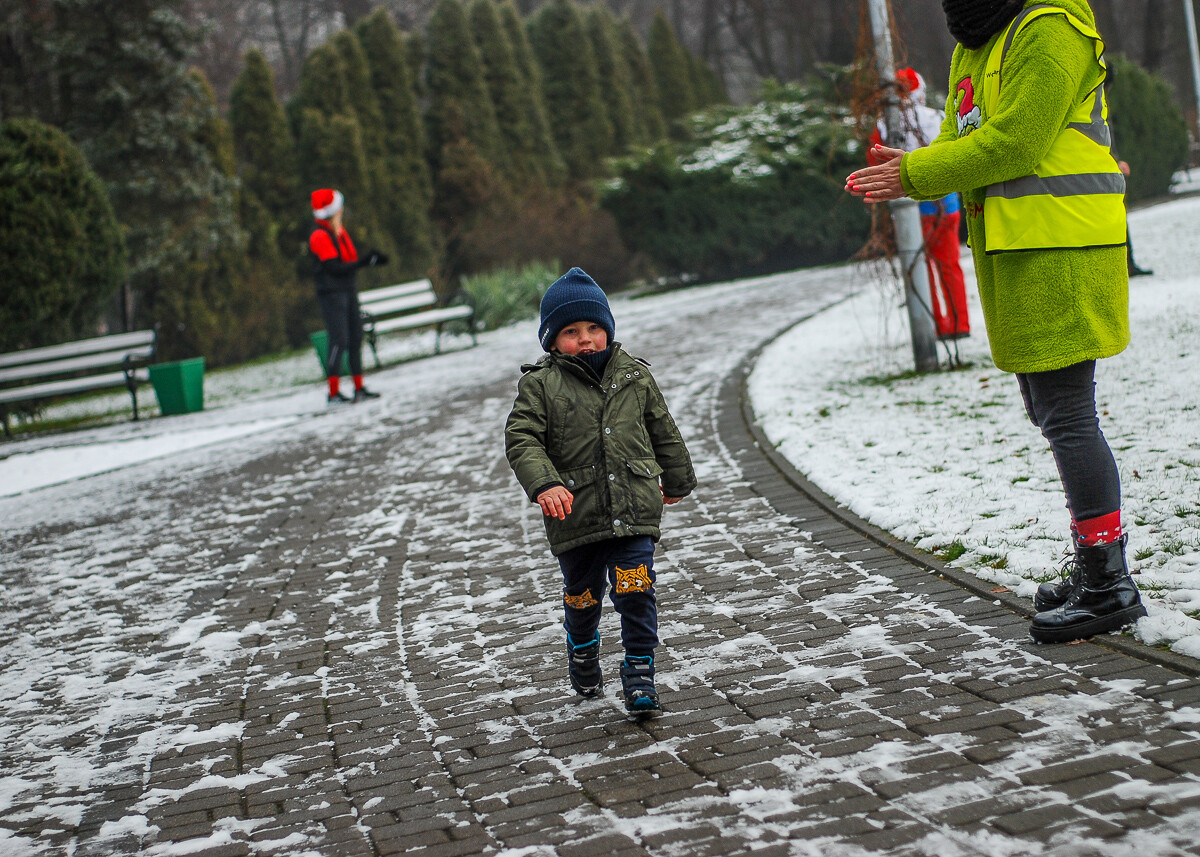 Dzień po Mikołajkach w Parku Kościuszki odbyła się kolejna edycja biegu parkrun. Kolorowe stroje, mikołajkowe czapki, świąteczna atmosfera – wszystko to sprawiło, że kolejna odsłona była wyjątkowa.