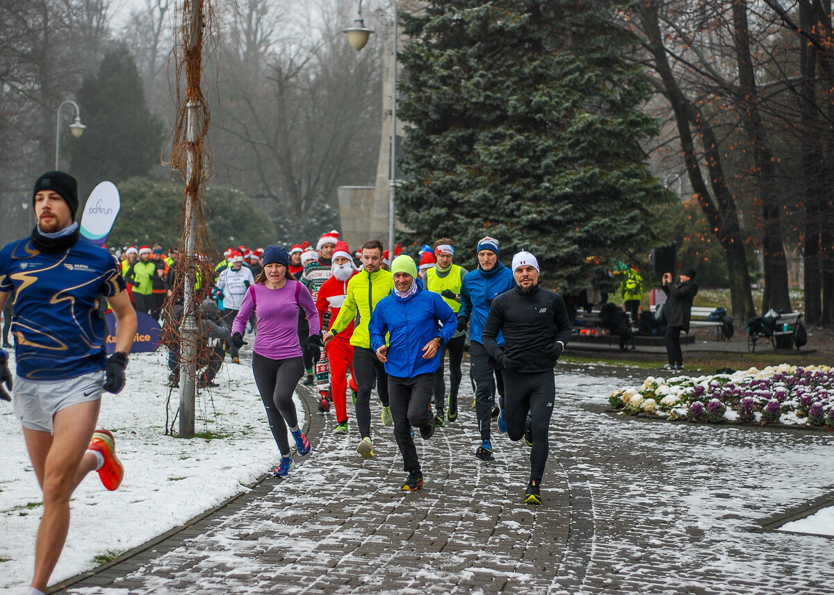 Dzień po Mikołajkach w Parku Kościuszki odbyła się kolejna edycja biegu parkrun. Kolorowe stroje, mikołajkowe czapki, świąteczna atmosfera – wszystko to sprawiło, że kolejna odsłona była wyjątkowa.