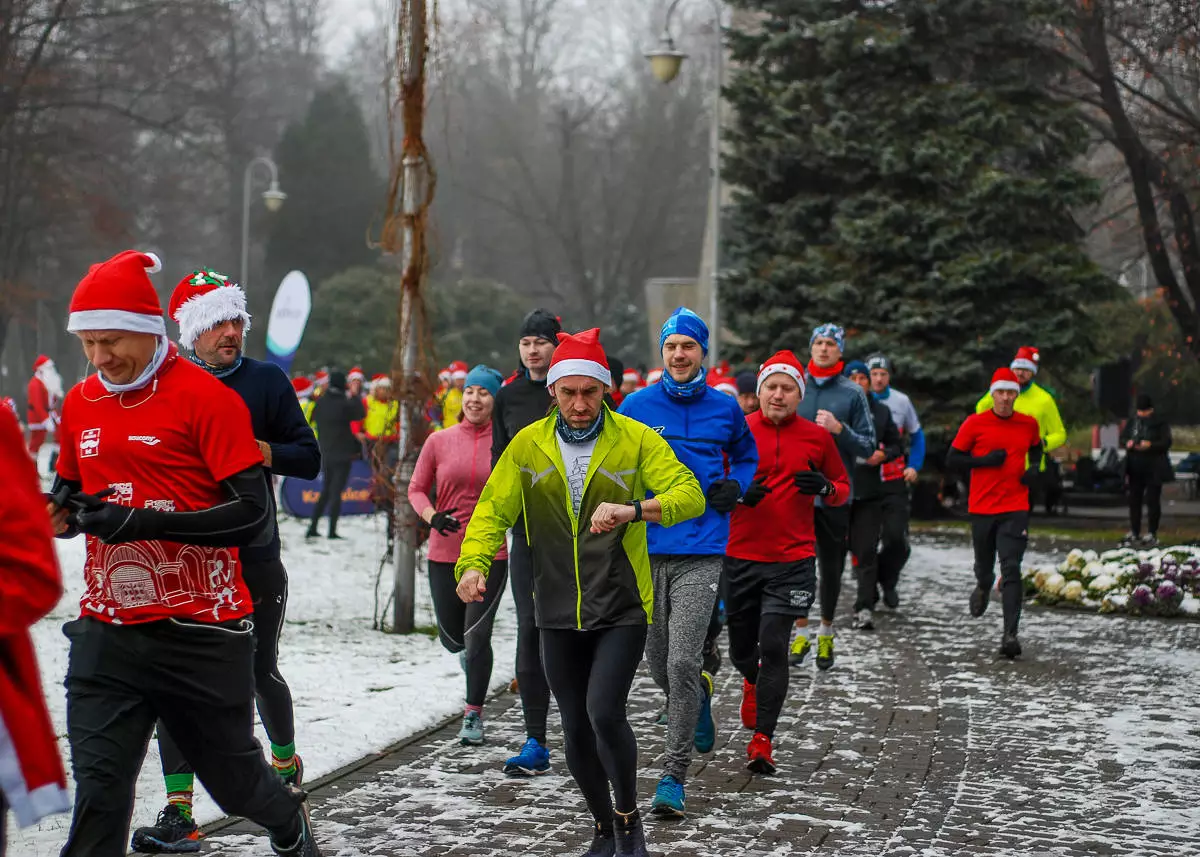 Dzień po Mikołajkach w Parku Kościuszki odbyła się kolejna edycja biegu parkrun. Kolorowe stroje, mikołajkowe czapki, świąteczna atmosfera – wszystko to sprawiło, że kolejna odsłona była wyjątkowa.