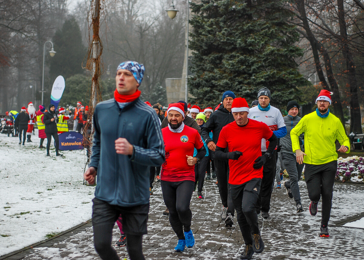 Dzień po Mikołajkach w Parku Kościuszki odbyła się kolejna edycja biegu parkrun. Kolorowe stroje, mikołajkowe czapki, świąteczna atmosfera – wszystko to sprawiło, że kolejna odsłona była wyjątkowa.