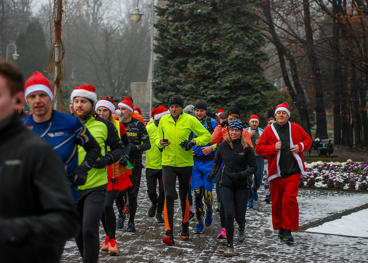 Dzień po Mikołajkach w Parku Kościuszki odbyła się kolejna edycja biegu parkrun. Kolorowe stroje, mikołajkowe czapki, świąteczna atmosfera – wszystko to sprawiło, że kolejna odsłona była wyjątkowa.