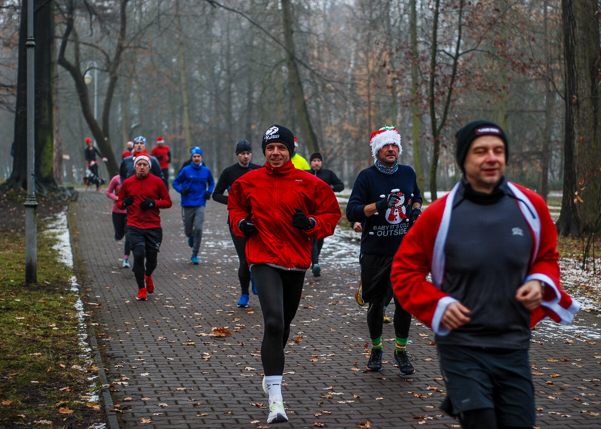 Dzień po Mikołajkach w Parku Kościuszki odbyła się kolejna edycja biegu parkrun. Kolorowe stroje, mikołajkowe czapki, świąteczna atmosfera – wszystko to sprawiło, że kolejna odsłona była wyjątkowa.