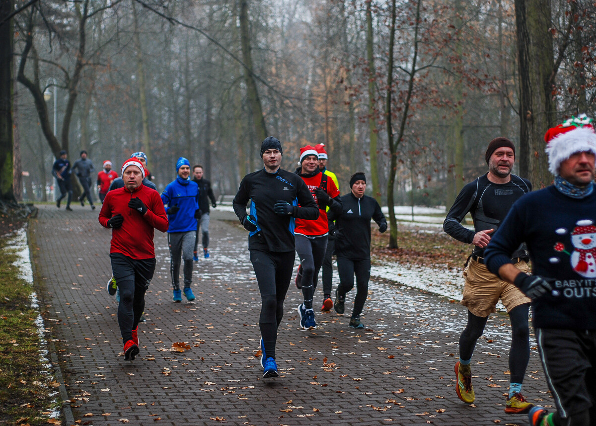 Dzień po Mikołajkach w Parku Kościuszki odbyła się kolejna edycja biegu parkrun. Kolorowe stroje, mikołajkowe czapki, świąteczna atmosfera – wszystko to sprawiło, że kolejna odsłona była wyjątkowa.