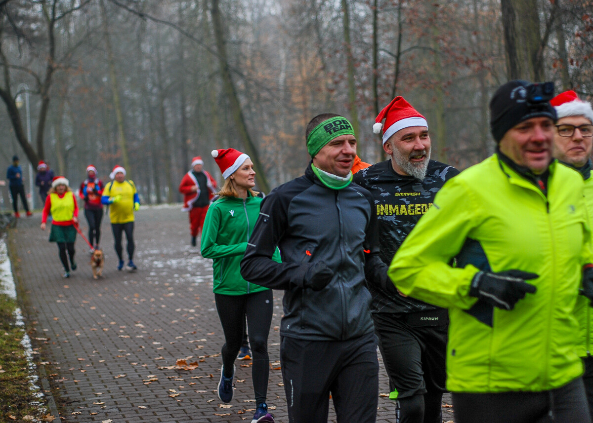 Dzień po Mikołajkach w Parku Kościuszki odbyła się kolejna edycja biegu parkrun. Kolorowe stroje, mikołajkowe czapki, świąteczna atmosfera – wszystko to sprawiło, że kolejna odsłona była wyjątkowa.