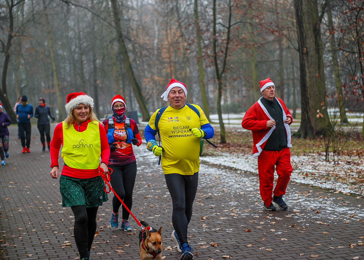 Dzień po Mikołajkach w Parku Kościuszki odbyła się kolejna edycja biegu parkrun. Kolorowe stroje, mikołajkowe czapki, świąteczna atmosfera – wszystko to sprawiło, że kolejna odsłona była wyjątkowa.