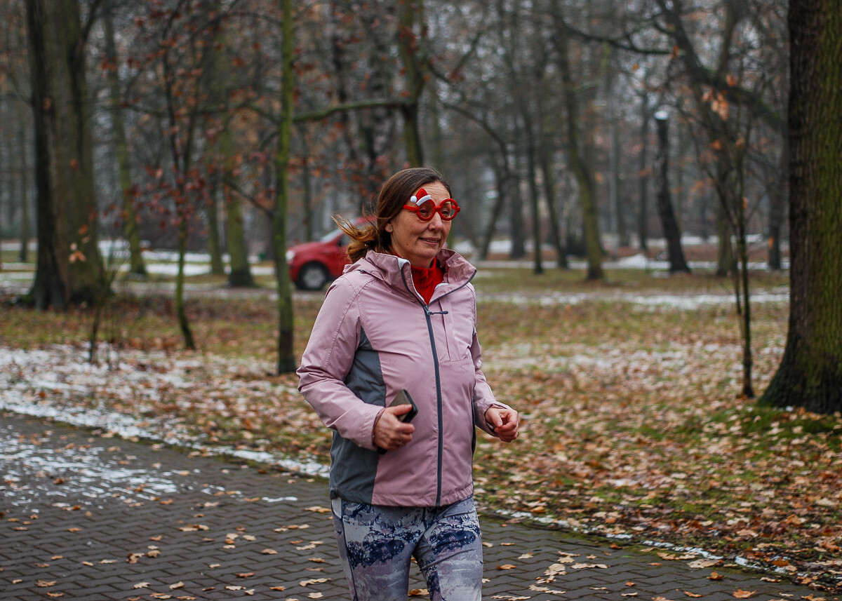 Dzień po Mikołajkach w Parku Kościuszki odbyła się kolejna edycja biegu parkrun. Kolorowe stroje, mikołajkowe czapki, świąteczna atmosfera – wszystko to sprawiło, że kolejna odsłona była wyjątkowa.