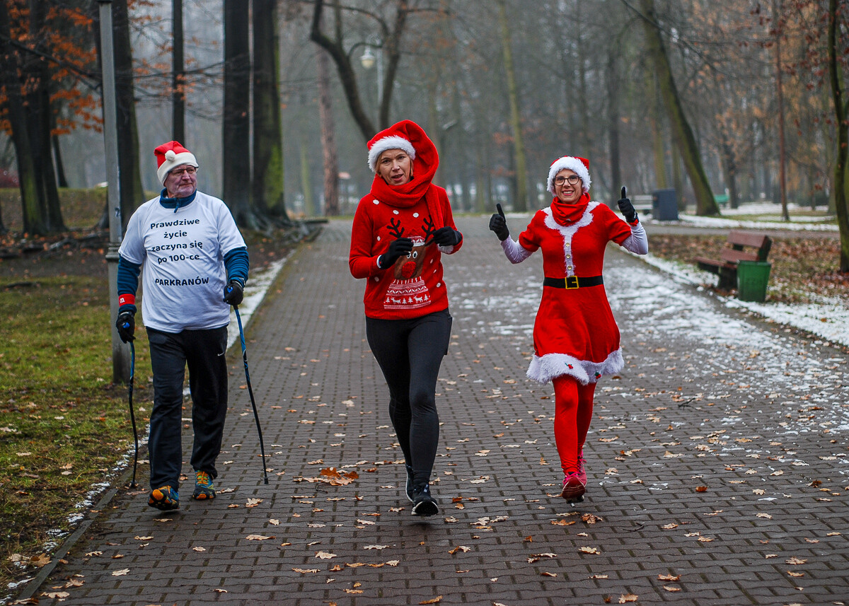 Dzień po Mikołajkach w Parku Kościuszki odbyła się kolejna edycja biegu parkrun. Kolorowe stroje, mikołajkowe czapki, świąteczna atmosfera – wszystko to sprawiło, że kolejna odsłona była wyjątkowa.