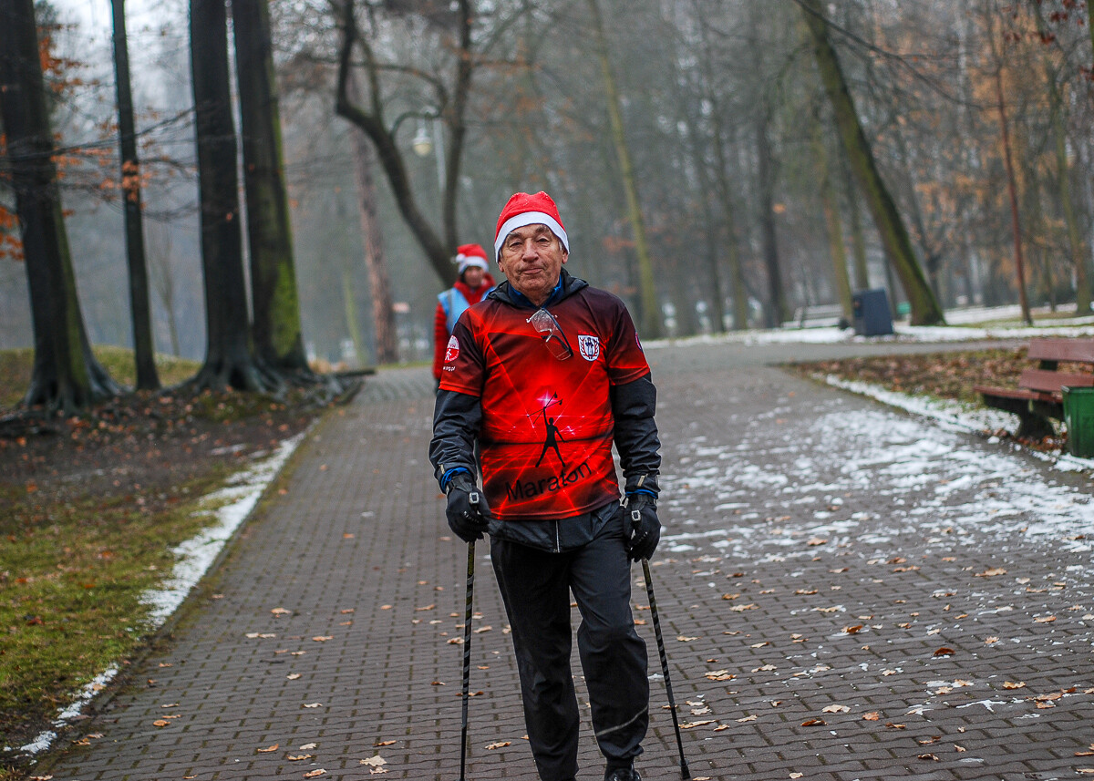 Dzień po Mikołajkach w Parku Kościuszki odbyła się kolejna edycja biegu parkrun. Kolorowe stroje, mikołajkowe czapki, świąteczna atmosfera – wszystko to sprawiło, że kolejna odsłona była wyjątkowa.