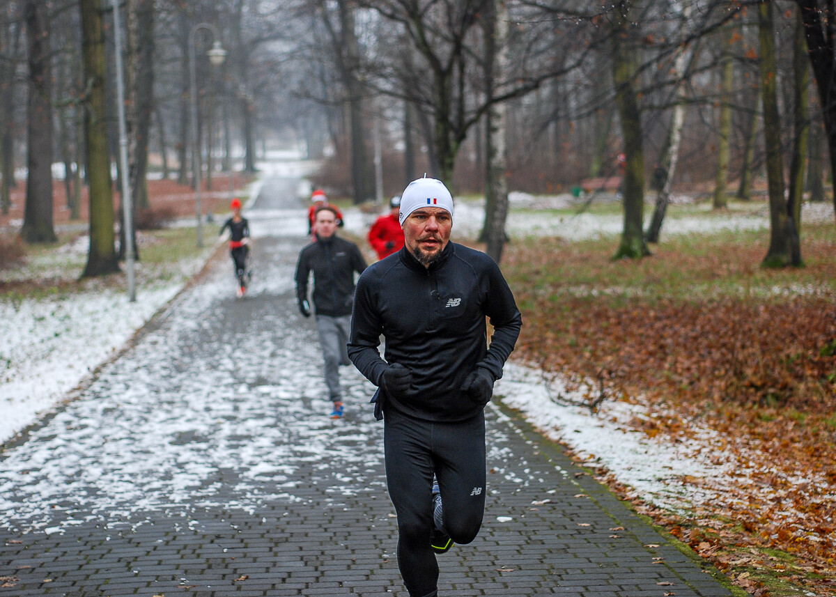 Dzień po Mikołajkach w Parku Kościuszki odbyła się kolejna edycja biegu parkrun. Kolorowe stroje, mikołajkowe czapki, świąteczna atmosfera – wszystko to sprawiło, że kolejna odsłona była wyjątkowa.