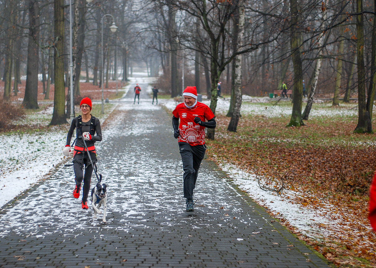 Dzień po Mikołajkach w Parku Kościuszki odbyła się kolejna edycja biegu parkrun. Kolorowe stroje, mikołajkowe czapki, świąteczna atmosfera – wszystko to sprawiło, że kolejna odsłona była wyjątkowa.