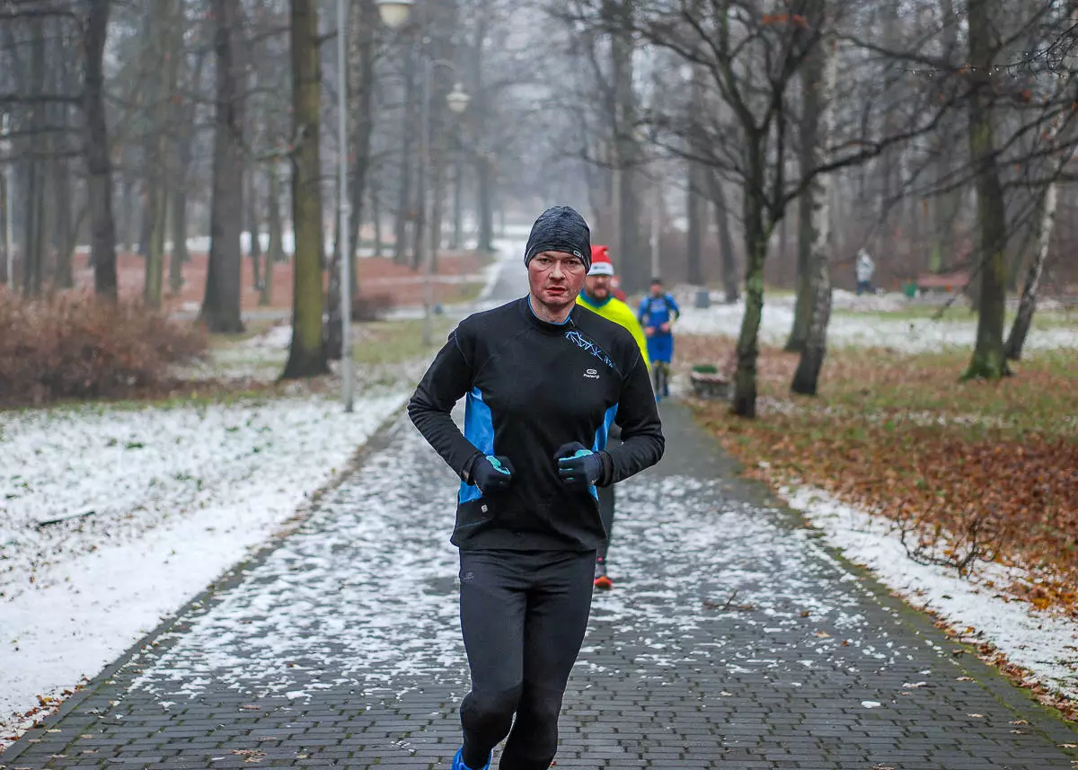 Dzień po Mikołajkach w Parku Kościuszki odbyła się kolejna edycja biegu parkrun. Kolorowe stroje, mikołajkowe czapki, świąteczna atmosfera – wszystko to sprawiło, że kolejna odsłona była wyjątkowa.