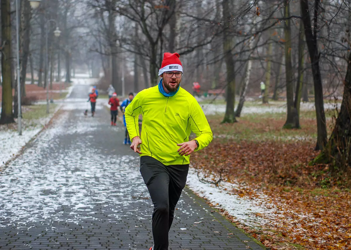 Dzień po Mikołajkach w Parku Kościuszki odbyła się kolejna edycja biegu parkrun. Kolorowe stroje, mikołajkowe czapki, świąteczna atmosfera – wszystko to sprawiło, że kolejna odsłona była wyjątkowa.