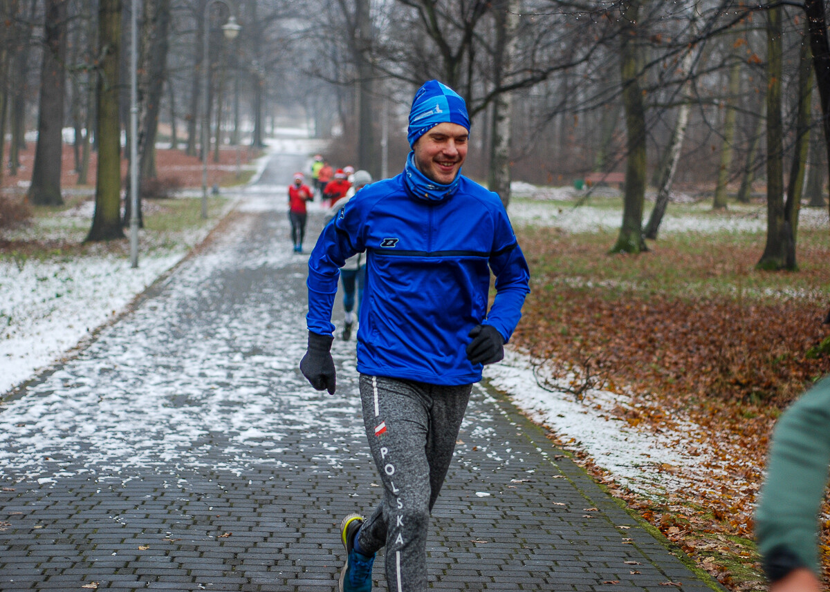 Dzień po Mikołajkach w Parku Kościuszki odbyła się kolejna edycja biegu parkrun. Kolorowe stroje, mikołajkowe czapki, świąteczna atmosfera – wszystko to sprawiło, że kolejna odsłona była wyjątkowa.