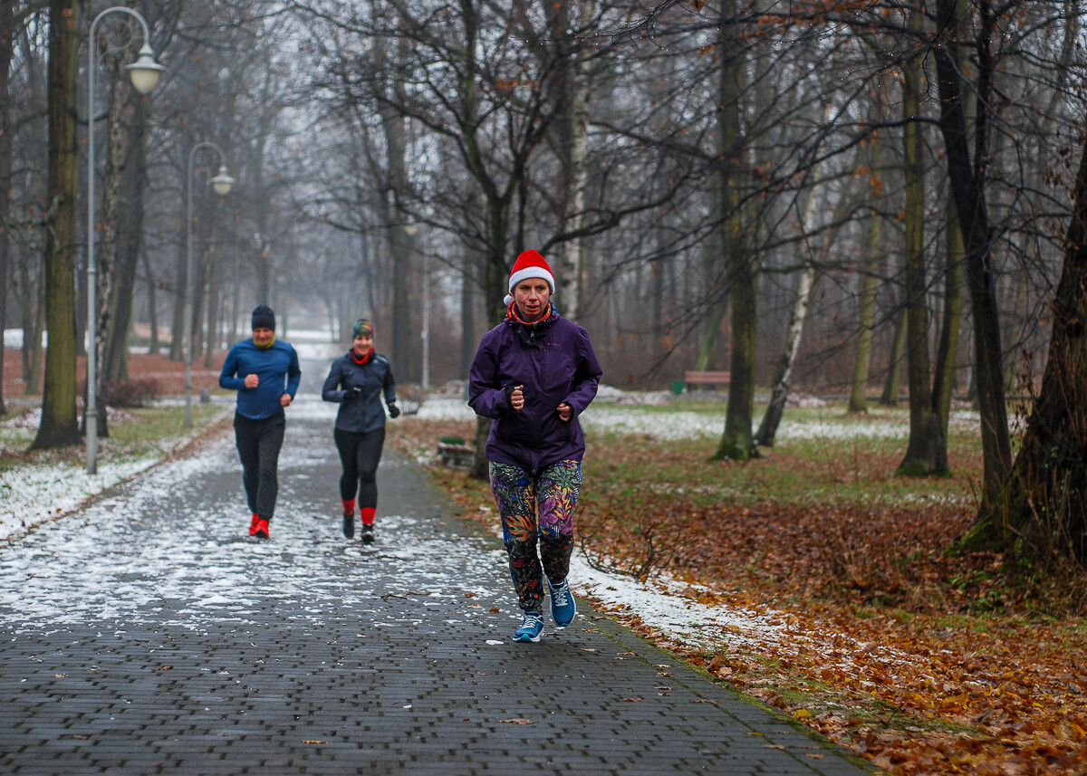 Dzień po Mikołajkach w Parku Kościuszki odbyła się kolejna edycja biegu parkrun. Kolorowe stroje, mikołajkowe czapki, świąteczna atmosfera – wszystko to sprawiło, że kolejna odsłona była wyjątkowa.