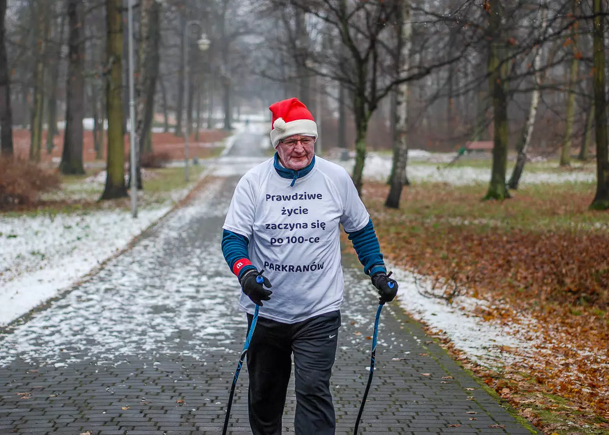 Dzień po Mikołajkach w Parku Kościuszki odbyła się kolejna edycja biegu parkrun. Kolorowe stroje, mikołajkowe czapki, świąteczna atmosfera – wszystko to sprawiło, że kolejna odsłona była wyjątkowa.