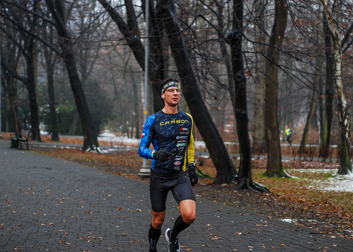 Dzień po Mikołajkach w Parku Kościuszki odbyła się kolejna edycja biegu parkrun. Kolorowe stroje, mikołajkowe czapki, świąteczna atmosfera – wszystko to sprawiło, że kolejna odsłona była wyjątkowa.