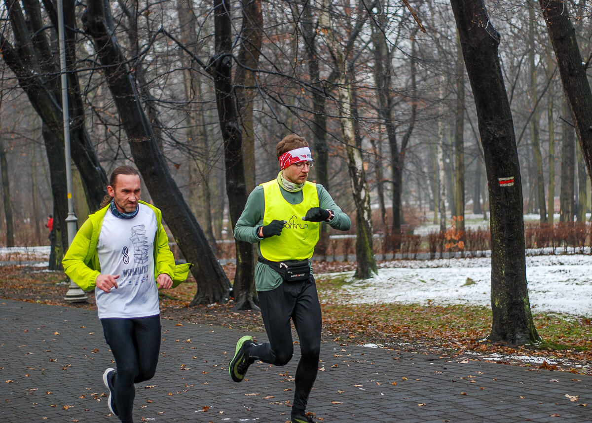 Dzień po Mikołajkach w Parku Kościuszki odbyła się kolejna edycja biegu parkrun. Kolorowe stroje, mikołajkowe czapki, świąteczna atmosfera – wszystko to sprawiło, że kolejna odsłona była wyjątkowa.