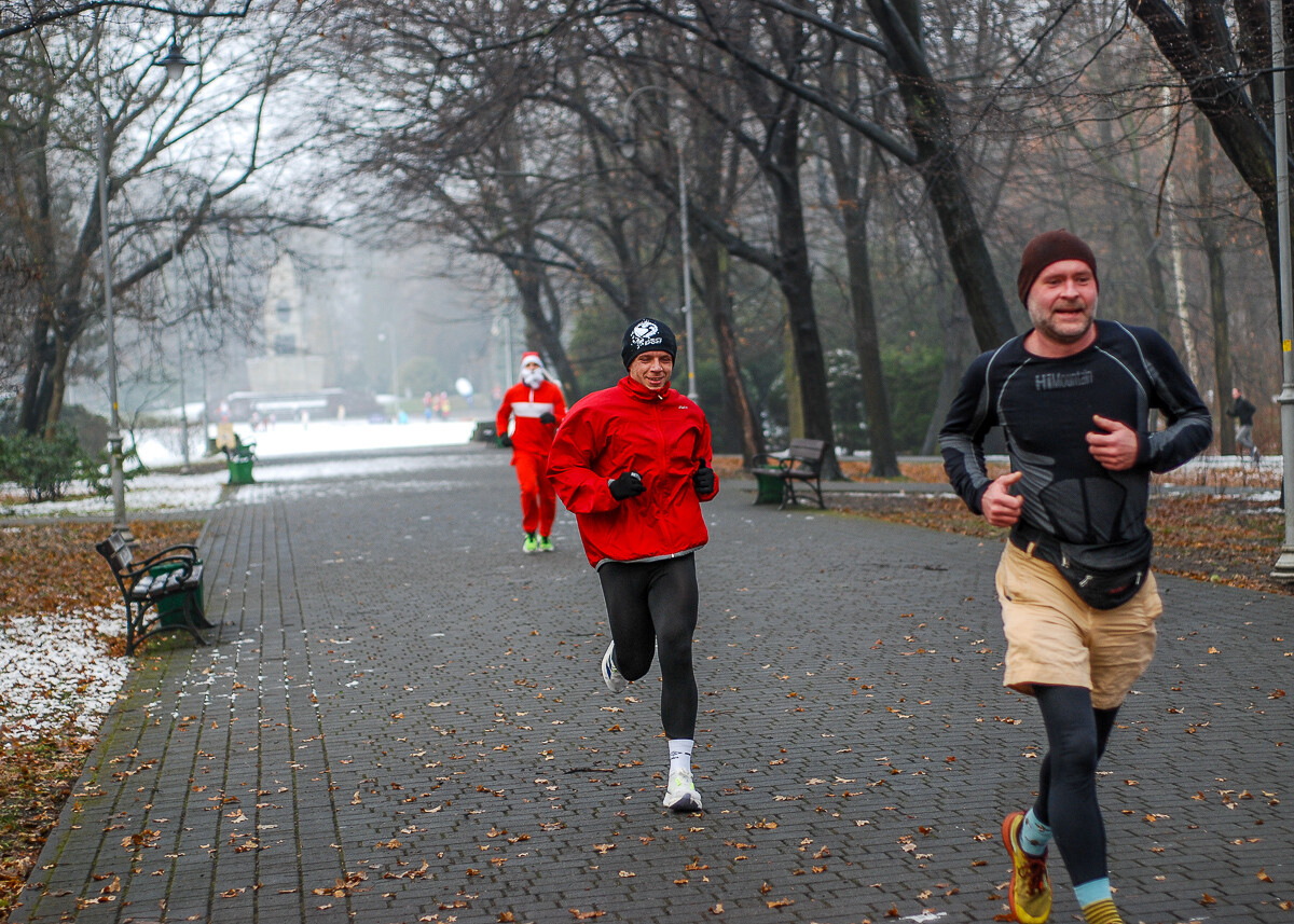 Dzień po Mikołajkach w Parku Kościuszki odbyła się kolejna edycja biegu parkrun. Kolorowe stroje, mikołajkowe czapki, świąteczna atmosfera – wszystko to sprawiło, że kolejna odsłona była wyjątkowa.