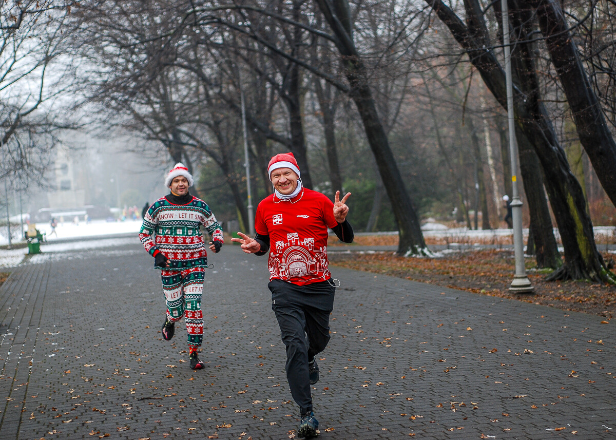 Dzień po Mikołajkach w Parku Kościuszki odbyła się kolejna edycja biegu parkrun. Kolorowe stroje, mikołajkowe czapki, świąteczna atmosfera – wszystko to sprawiło, że kolejna odsłona była wyjątkowa.