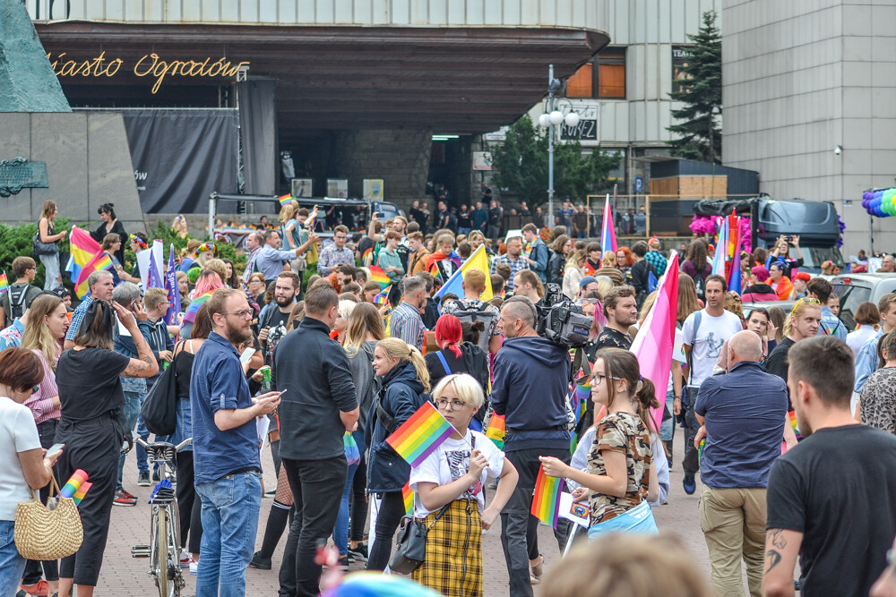 Mniej złości, więcej miłości – z tym hasłem na ustach i transparentach wyruszył III w historii Marsz Równości w Katowicach. Jak informują organizatorzy, przyszło 6 tysięcy ludzi!