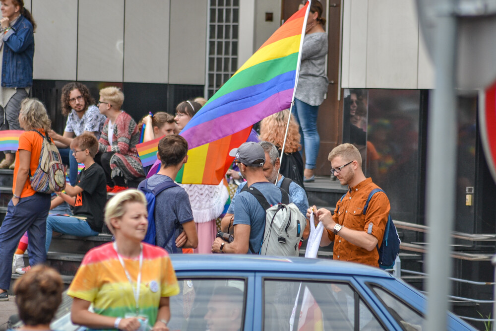 Mniej złości, więcej miłości – z tym hasłem na ustach i transparentach wyruszył III w historii Marsz Równości w Katowicach. Jak informują organizatorzy, przyszło 6 tysięcy ludzi!