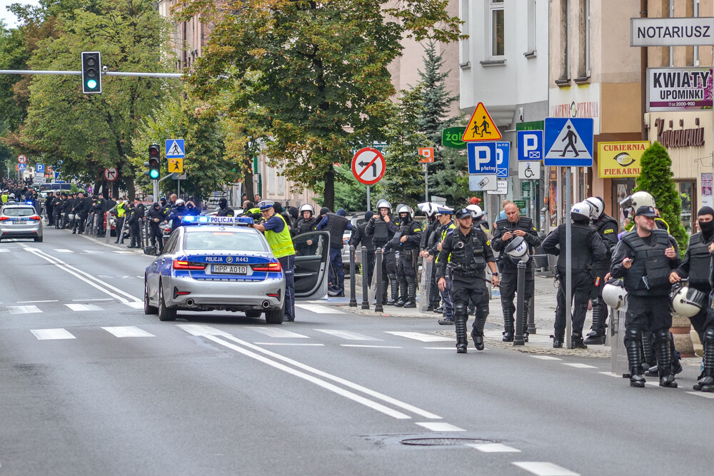 Mniej złości, więcej miłości – z tym hasłem na ustach i transparentach wyruszył III w historii Marsz Równości w Katowicach. Jak informują organizatorzy, przyszło 6 tysięcy ludzi!