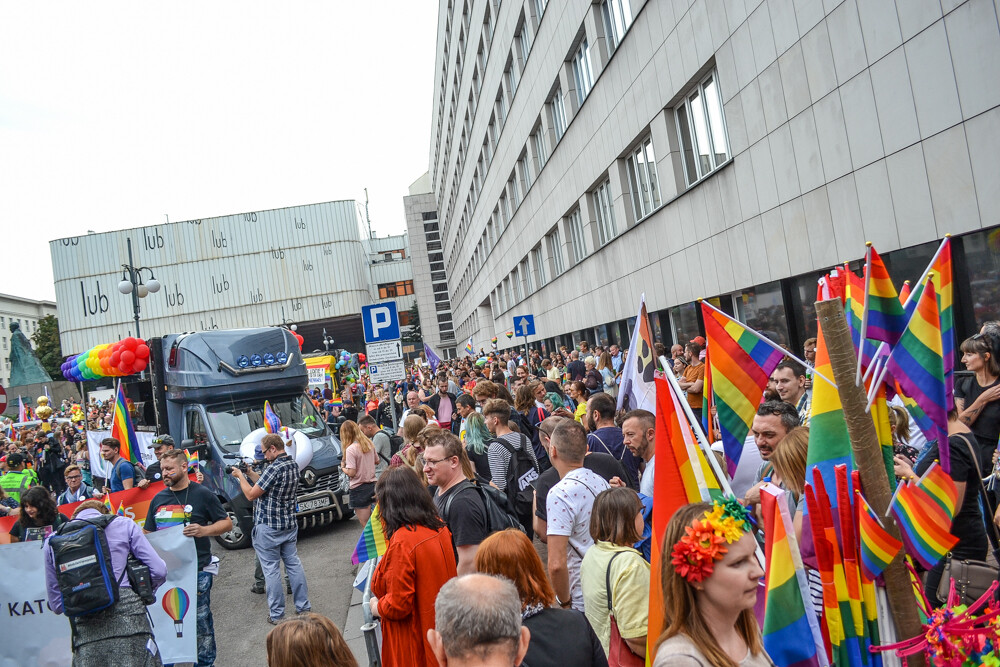 Mniej złości, więcej miłości – z tym hasłem na ustach i transparentach wyruszył III w historii Marsz Równości w Katowicach. Jak informują organizatorzy, przyszło 6 tysięcy ludzi!