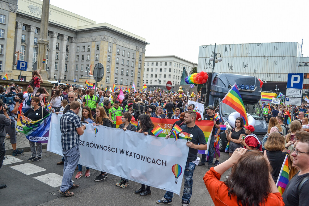 Mniej złości, więcej miłości – z tym hasłem na ustach i transparentach wyruszył III w historii Marsz Równości w Katowicach. Jak informują organizatorzy, przyszło 6 tysięcy ludzi!