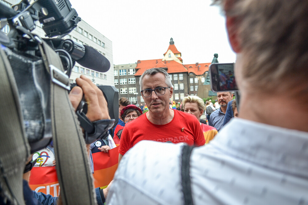 Mniej złości, więcej miłości – z tym hasłem na ustach i transparentach wyruszył III w historii Marsz Równości w Katowicach. Jak informują organizatorzy, przyszło 6 tysięcy ludzi!