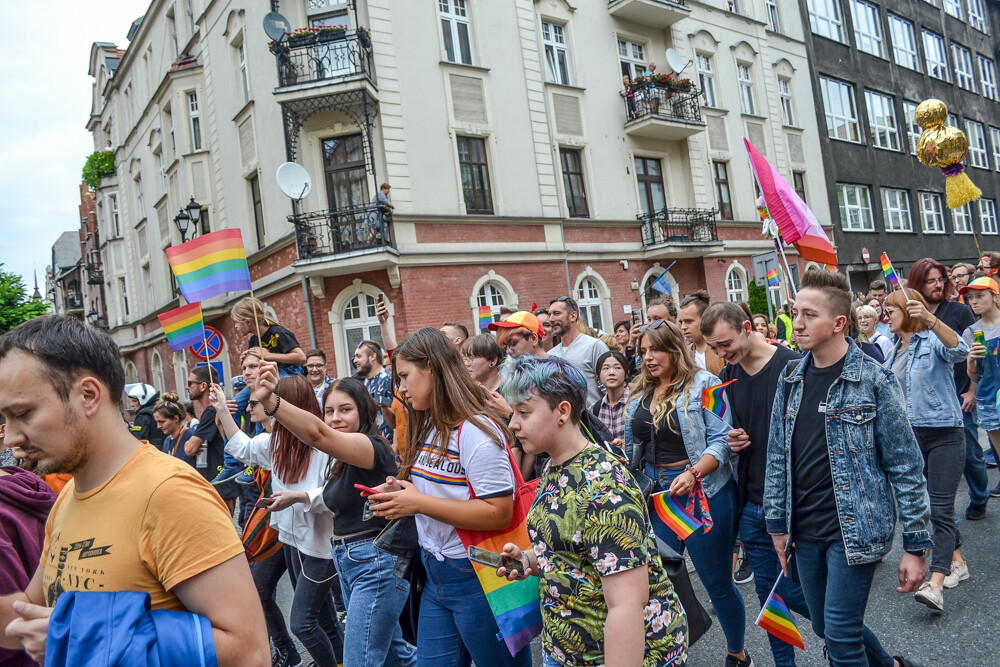 Mniej złości, więcej miłości – z tym hasłem na ustach i transparentach wyruszył III w historii Marsz Równości w Katowicach. Jak informują organizatorzy, przyszło 6 tysięcy ludzi!