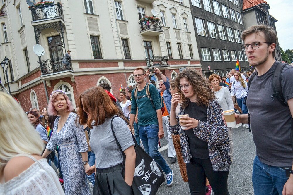 Mniej złości, więcej miłości – z tym hasłem na ustach i transparentach wyruszył III w historii Marsz Równości w Katowicach. Jak informują organizatorzy, przyszło 6 tysięcy ludzi!