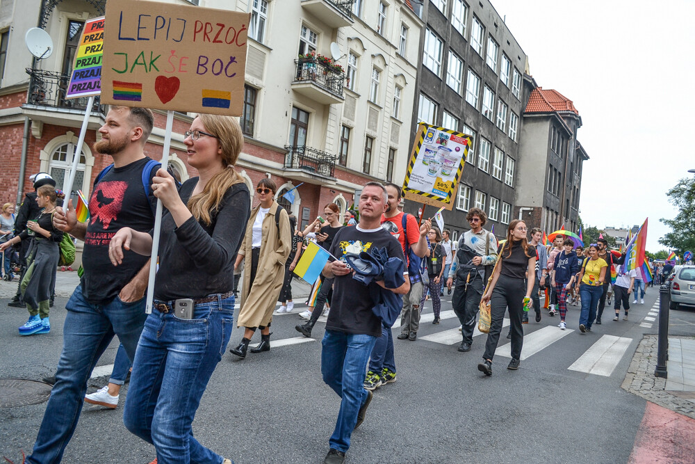 Mniej złości, więcej miłości – z tym hasłem na ustach i transparentach wyruszył III w historii Marsz Równości w Katowicach. Jak informują organizatorzy, przyszło 6 tysięcy ludzi!