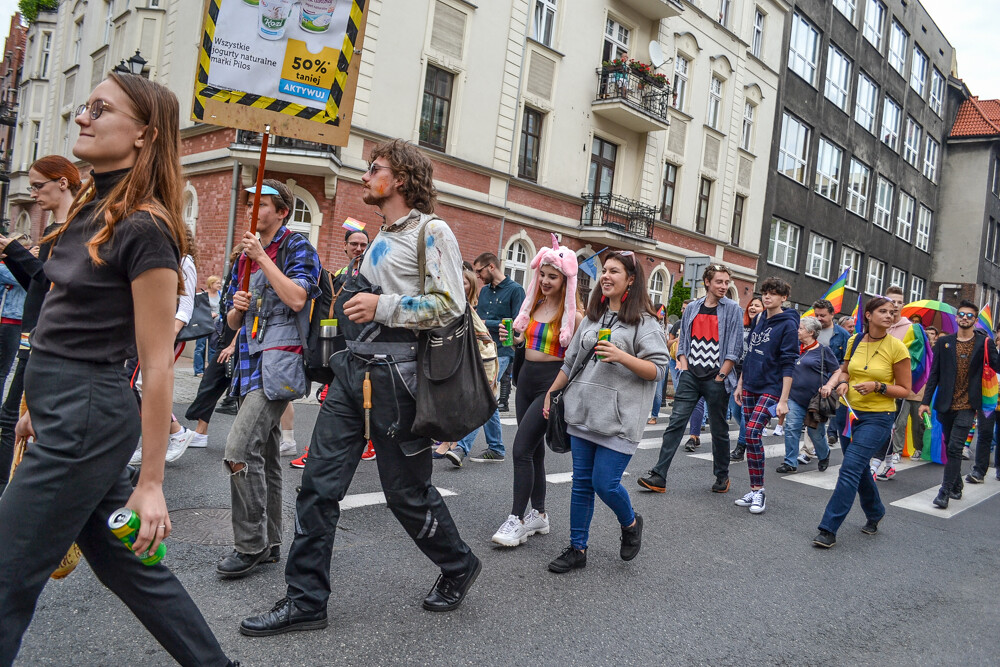 Mniej złości, więcej miłości – z tym hasłem na ustach i transparentach wyruszył III w historii Marsz Równości w Katowicach. Jak informują organizatorzy, przyszło 6 tysięcy ludzi!