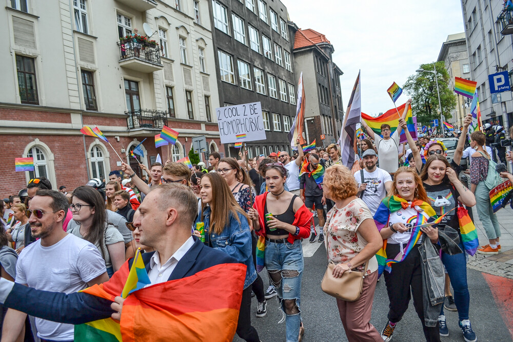 Mniej złości, więcej miłości – z tym hasłem na ustach i transparentach wyruszył III w historii Marsz Równości w Katowicach. Jak informują organizatorzy, przyszło 6 tysięcy ludzi!