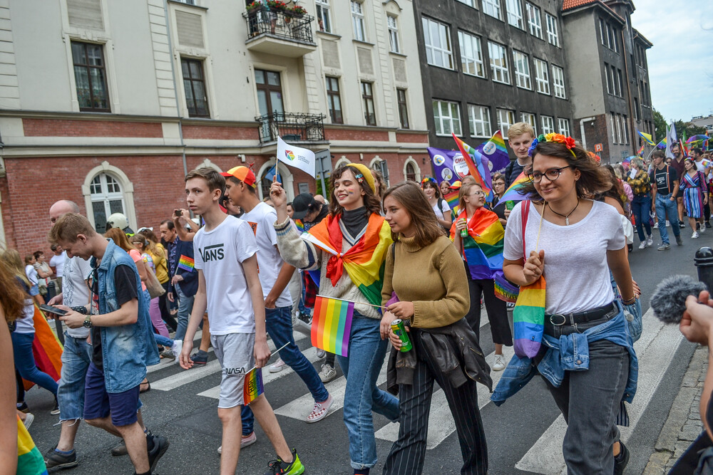 Mniej złości, więcej miłości – z tym hasłem na ustach i transparentach wyruszył III w historii Marsz Równości w Katowicach. Jak informują organizatorzy, przyszło 6 tysięcy ludzi!