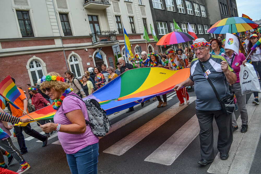 Mniej złości, więcej miłości – z tym hasłem na ustach i transparentach wyruszył III w historii Marsz Równości w Katowicach. Jak informują organizatorzy, przyszło 6 tysięcy ludzi!