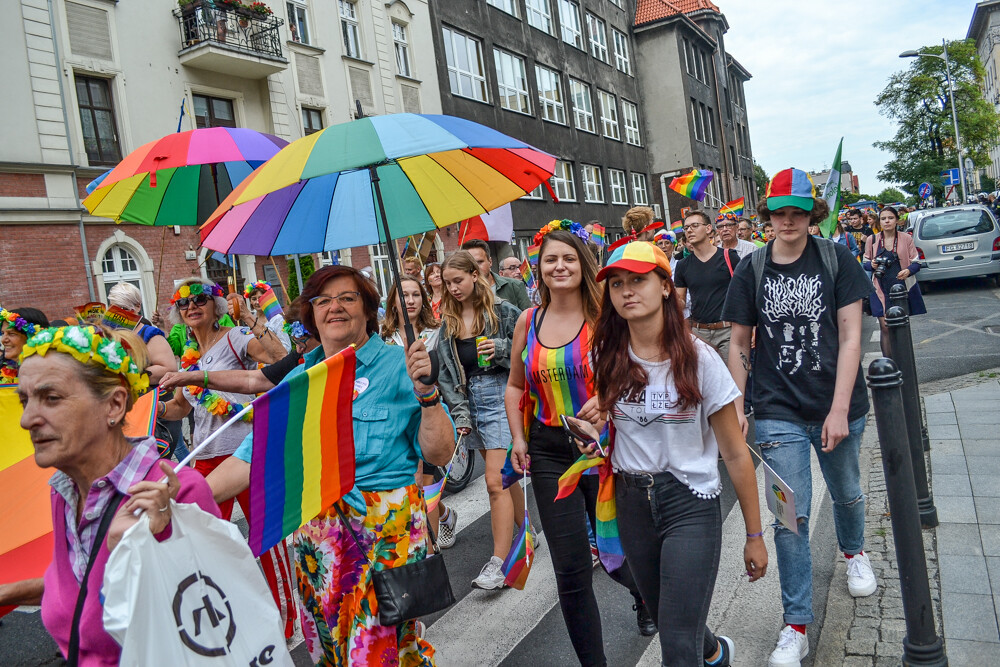 Mniej złości, więcej miłości – z tym hasłem na ustach i transparentach wyruszył III w historii Marsz Równości w Katowicach. Jak informują organizatorzy, przyszło 6 tysięcy ludzi!