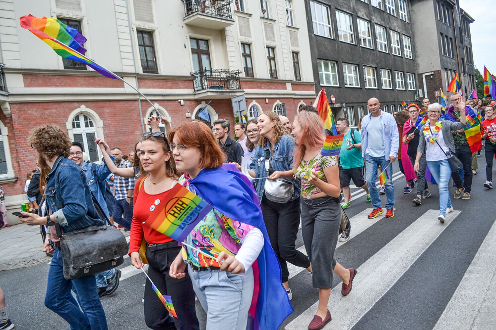 Mniej złości, więcej miłości – z tym hasłem na ustach i transparentach wyruszył III w historii Marsz Równości w Katowicach. Jak informują organizatorzy, przyszło 6 tysięcy ludzi!