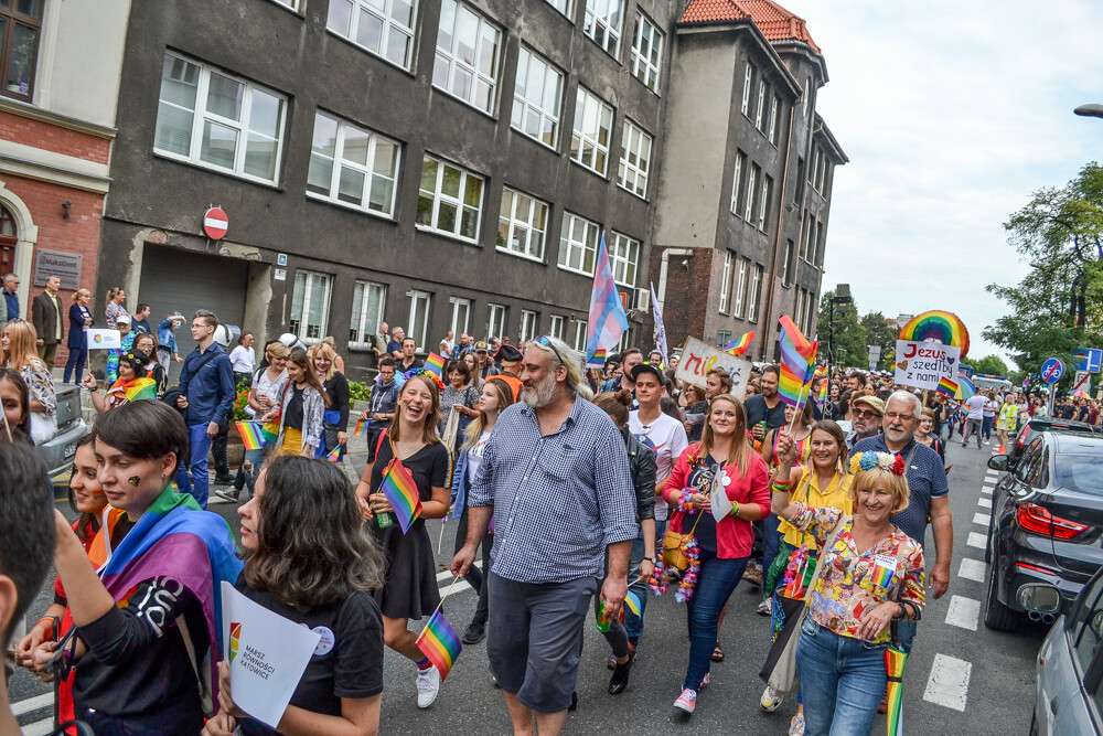 Mniej złości, więcej miłości – z tym hasłem na ustach i transparentach wyruszył III w historii Marsz Równości w Katowicach. Jak informują organizatorzy, przyszło 6 tysięcy ludzi!