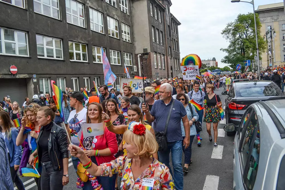 Mniej złości, więcej miłości – z tym hasłem na ustach i transparentach wyruszył III w historii Marsz Równości w Katowicach. Jak informują organizatorzy, przyszło 6 tysięcy ludzi!