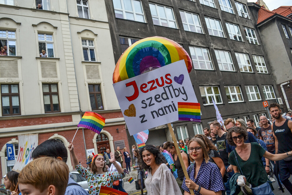 Mniej złości, więcej miłości – z tym hasłem na ustach i transparentach wyruszył III w historii Marsz Równości w Katowicach. Jak informują organizatorzy, przyszło 6 tysięcy ludzi!