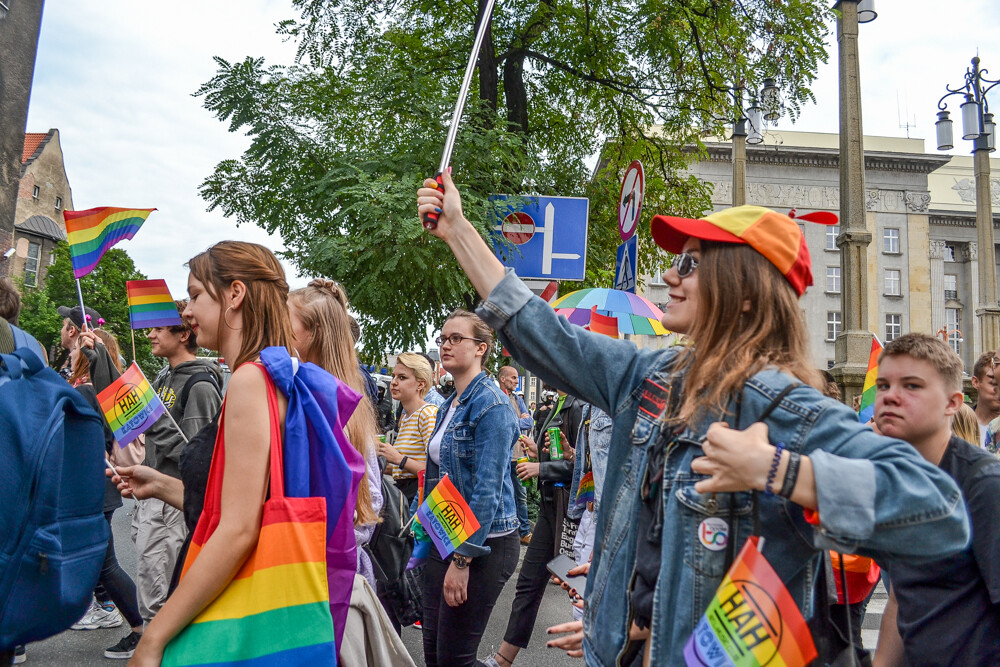Mniej złości, więcej miłości – z tym hasłem na ustach i transparentach wyruszył III w historii Marsz Równości w Katowicach. Jak informują organizatorzy, przyszło 6 tysięcy ludzi!